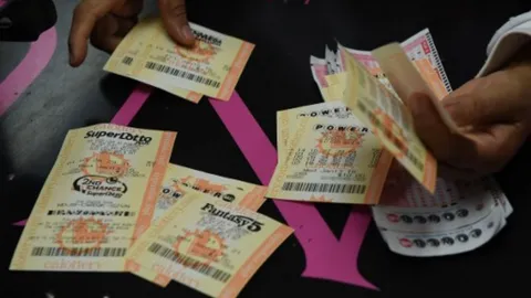 ระทึก ใครจะรวยเละ! เงินรางวัล หวยพาวเวอร์บอล ทะยาน 2.3 หมื่นล้านแล้ว  