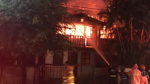 ไฟไหม้ บ้านอดีตเทศมนตรี กลางเมืองยโสธร ได้ยินเสียงดังคล้ายระเบิด 