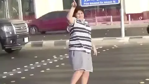 รอดตัว! ซาอุฯ ปล่อยเด็ก14 เต้น ‘มาการินา’ กลางถนนหลังสัญญาจะไม่ทำอีก (คลิป)