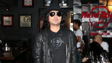 เสก โลโซ ยิ้มคบ น้องแซนวิช มา 1 ปี ลั่นไม่คิดจดทะเบียนสมรสกับใครอีก