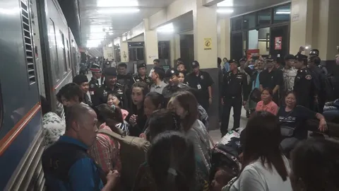 จนท.ตรวจบัตร ปชช.แดง อุดรฯ 26 คน นั่งรถไฟไปให้กำลังใจ นายกฯ 'ปู'