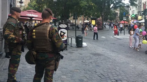 ป่วน! ทหารเบลเยียม ถูกชายใช้มีดไล่ฟันกลางกรุงบรัสเซลส์ เจอยิงสวนปางตาย