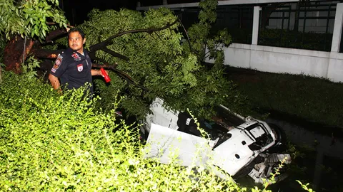 สาว19ช็อกโทรเรียกแฟนหนุ่มนักร้องมารับ รีบขับเก๋งฝ่าฝน เหินลงคลองดับ