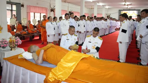 พระราชทานน้ำหลวงอาบศพ‘หลวงปู่แย้ม’เกจิ 5 แผ่นดิน 102ปี บรรจุในโลงแก้ว 