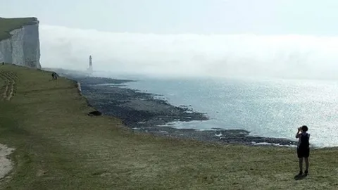 ผู้ดีผวา! หมอกพิษปริศนาคลุมหาดอีสต์ซัสเซ็กซ์ เข้าโรงหมออื้อ 150 ราย