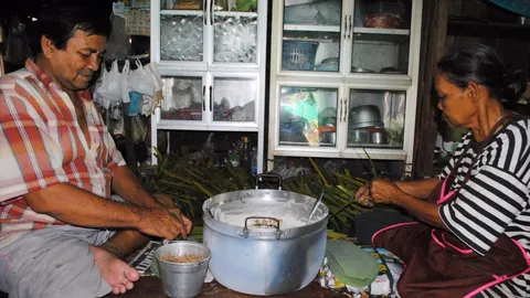 ป้าแจ้ว ขนมใส่ไส้มะพร้าวน้ำหอมสูตรโบราณ หวานละมุนลิ้นที่สุโขทัย