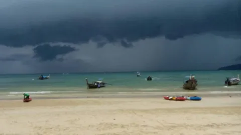 ตื่นผวาฟ้ามืด! นทท.อ่าวมาหยา วิ่งหนีฝนถล่ม คลื่นซัดสูง 2 เมตร (คลิป)