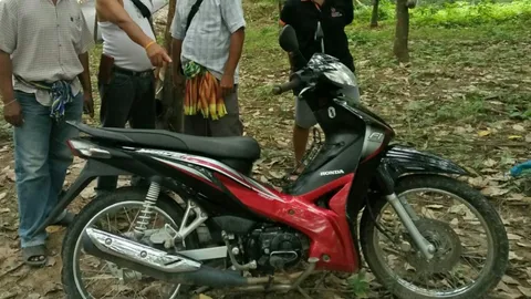 ชาวบ้านผวา! พบมอเตอร์ไซค์จอดทิ้งในป่ายาง 3 วัน รีบแจ้ง ตร.เข้าตรวจสอบ