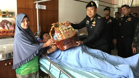 ผบ.พล.ร.5 เข้าเยี่ยมคนขับรถโรงเรียนชนกับรถทหาร-กำชับกำลังพลอย่าประมาท 