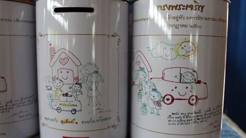 ร.10 พระราชทานกระปุกออมสินภาพวาดฝีพระหัตถ์ แก่นร.โรงเรียนครบุรีวิทยา 