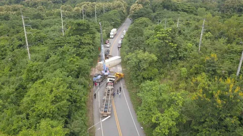 รถบรรทุกลำไยแห้ง 24 ตัน เบรกหลบเก๋งแซง พลิกขวางถนนเด่นชัย-ลำปาง