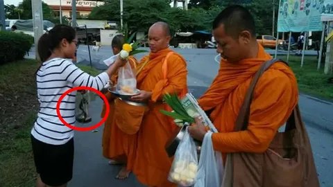 ขนลุกเกรียว พยาบาลสาวใส่บาตรเบญจเพส เชื่อ‘พญานาคน้อย’มาหา คนแห่ถามหวย