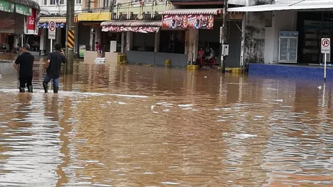 ฝนถล่มเชียงราย น้ำท่วมย่านการค้าแม่จัน-แม่น้ำสายเอ่อเข้าตลาดสายลมจอย (คลิป)
