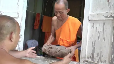 ฮือฮา! ขุดพบพระเครื่อง หิน ลูกแก้วโบราณพันปี ชาวบ้านแห่กราบขอโชคลาภ