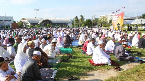 ชาวมุสลิมยะลาร่วมละหมาดคึกคักในวันรายอฮัจญี ก่อนเชือดวัวแจกคนจน