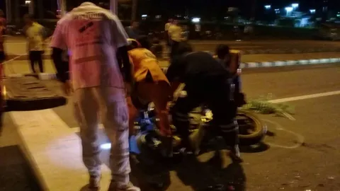 ดับคาชุดนักเรียน หนุ่ม 15 ควบซีบีอาร์ ชนท้ายเก๋งติดไฟแดง ร่างกระเด็น