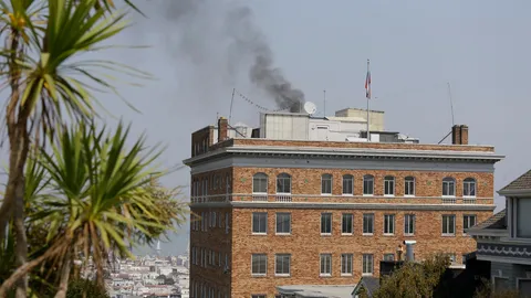 ควันดำพุ่งโขมง! รัสเซียเร่งเก็บของจากกงสุลซานฟรานฯ หลังโดนมะกันสั่งปิด