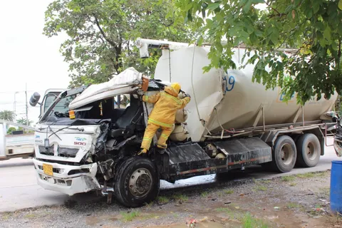 ระทึก! สิบล้อหักหลบรถตัดหน้า พุ่งชนรถพ่วงอย่างจัง ถังแก๊สรั่ว