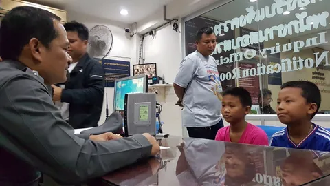 2 ด.ช.เก็บเงิน-ทองคำกว่าแสนบาทได้ ส่งคืนตร.-เจ้าของมอบสินน้ำใจ 1 หมื่น