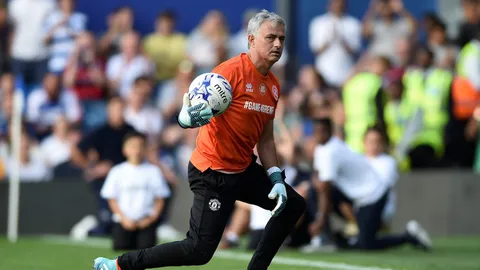 โชว์ให้เด็กมันดู! ชมลีลา 'มูรินโญ' ทั้งยิงทั้งเซฟในเกมการกุศล (คลิป)