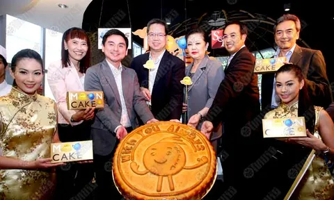 น้องอุ่นใจ จาก AIS มาเป็นขนมไหว้พระจันทร์