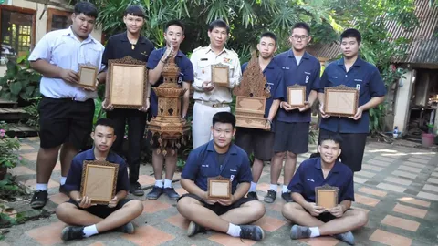 นร.ลำปางแกะงานไม้ขาย หาทุนเรียนหนังสือ การันตีฝีมือด้วยรางวัลระดับโลก