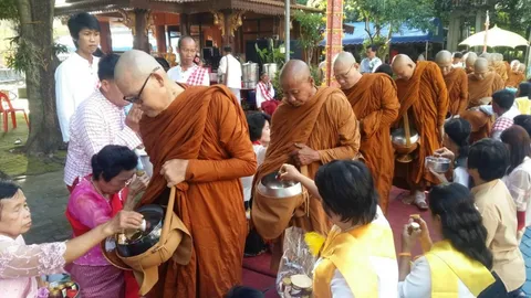 คนไทยเชื้อสายมอญใน จ.ลำพูน จัดตักบาตรน้ำผึ้ง เชื่อเป็นยาอายุวัฒนะ