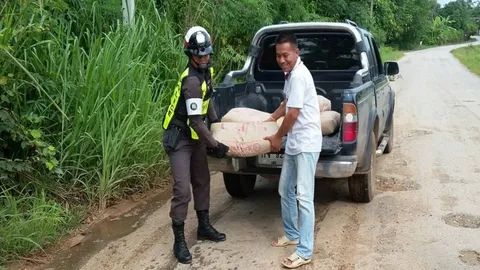 เพื่อส่วนรวม! ตำรวจท่าลี่ ร่วมชาวบ้านกว่า 30 ราย ควักทุนซ่อมถนนสาธารณะ