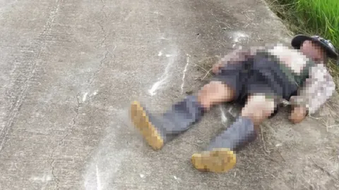 อนาถ ชาวนาไทย ไปฉีดยาฆ่าหญ้า ขี่รถหนีฝนถูกฟ้าผ่าดับคาถนน  