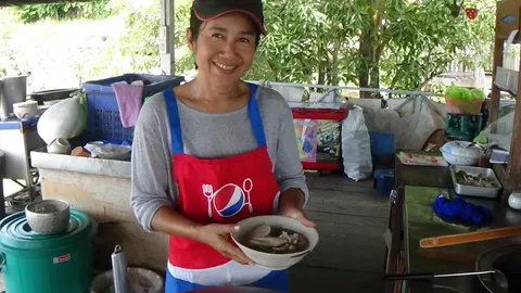 ก๋วยเตี๋ยวแพแมนยู เตี๋ยวเนื้อ-ไก่ รสเด็ดริมน้ำเจ้าพระยา ที่อ่างทอง