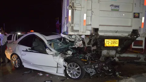 ยูเทิร์นตัดหน้า! เบนซ์สปอร์ตพุ่งอัดท้าย6ล้อ เสี่ยไต้หวันสาหัส