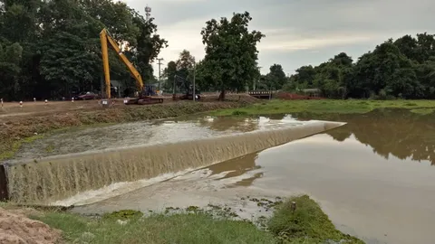 ฝนถล่มตัวเมืองกาฬสินธุ์ น้ำเอ่อท่วมชุมชน ชาวบ้านเร่งขนของหนีแล้ว