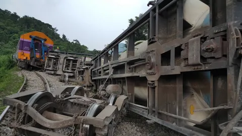 ระทึก! รถไฟบรรทุกปูน ตกรางที่สระบุรี เจ็บ 2 ปรับเดินรถแก่งคอย-บัวใหญ่