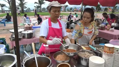 บะหมี่เส้นคลุกป้าสุทิน คนกินเพียบ ศุกร์-อาทิตย์ขายได้ 4-5 พันต่อวัน