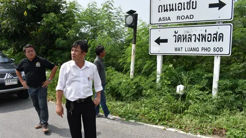 ไม่รู้ลองปืน หรือโกรธเคือง! ป้ายบอกทางวัดดังอ่างทอง โดนกระสุนยิงซะพรุน