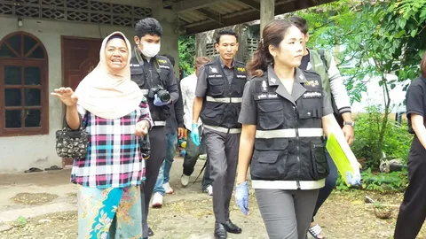 ตรวจลายนิ้วมือบ้านเหยื่อรุมโทรมพังงา พบขนต้องสงสัยอื้อ จนท.จ่อพิสูจน์ 