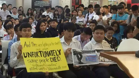 ตอบมา ? นศ.ชูป้ายถาม 'มาร์ค' คิดไงเด็ก 17 ถูกยิงตายที่รางน้ำ