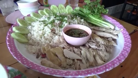 ลองไหม! ข้าวมันไก่ถาดสตูล ไอเดียเก๋เอาใจคนเพื่อนเยอะ อิ่มอร่อยได้ 6 คน (คลิป)