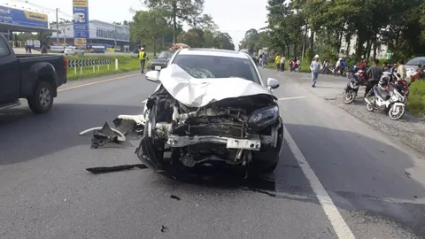 เก๋งหนุ่มเบญจเพสชน จยย.เฒ่าเมืองคอน ร่างกระเด็นหัวฟาดพื้นเสียชีวิต