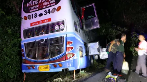 ทัวร์ กทม.-เชียงใหม่ พุ่งลงข้างทาง เจ็บ 5 คาดคันส่งพวงมาลัยหลุด