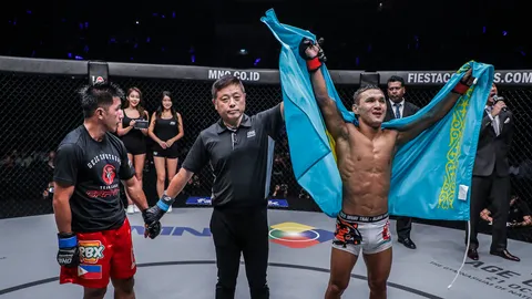 'อาห์เมตอฟ' อดีตแชมป์โลกชนะคะแนนปินส์ ไม่เอกฉันท์ คู่เอกสังเวียนเดือด