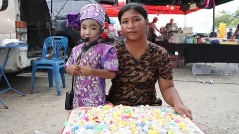 ‘น้องไมค์’ หนูน้อย 5 ขวบ ร้องลิเกช่วยแม่ขายพวงกุญแจหารายได้เสริม