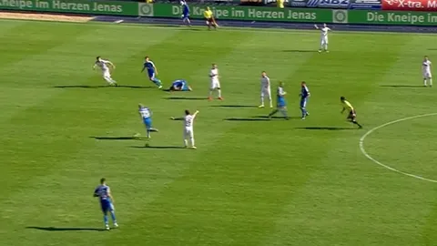 ไร้สปิริต! แข้งด.3 เยอรมัน ฉกบอลเข้าไปยิงแม้เพื่อนนอนเจ็บ (คลิป)