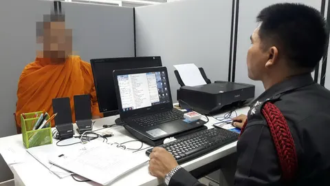  พระตีลูกแมวเลือดออกในคลิป ยัน แค่ใช้ใบไม้ตีเล่น หยอกๆ ปัดใช้รองเท้า