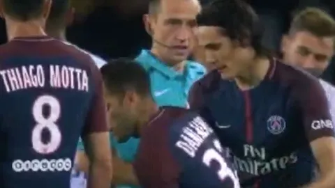 ยังกะเด็ก! แข้งเปแอสเชแย่งบอลกันเองจังหวะยิงฟรีคิก (คลิป)