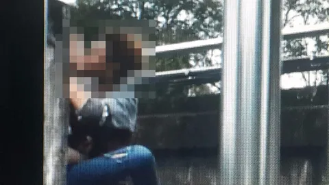 รู้แล้ว! คู่รักโชว์หนังสดบนสะพานลอยวังจันทร์ ชาวบ้านคาดเป็นคนต่างด้าว (คลิป)