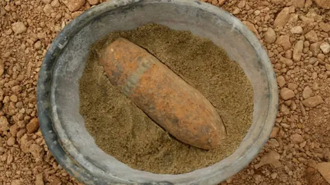 แตกตื่น! ไถดินลูกรังเจอกระสุนเจาะเกราะ คาดของสมัยสงครามโลกครั้งที่ 2