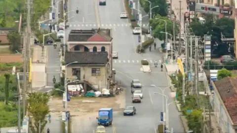 โฮม อโลนจริงๆ สุดท้าย เจ้าของยอมให้รื้อแล้ว บ้านกลางถนนชื่อดังเซี่ยงไฮ้ 