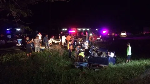 กระบะกลับจากงานศพ หักหลบ10ล้อ ชนต้นไม้ร่องกลางถนน คนขับดับ ญาติสาหัส3