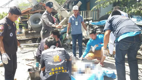 รถสิบล้อ เสยท้ายรถสองแถว คนขับกระเด็นดับคาที่ มีผู้บาดเจ็บ 9 ราย